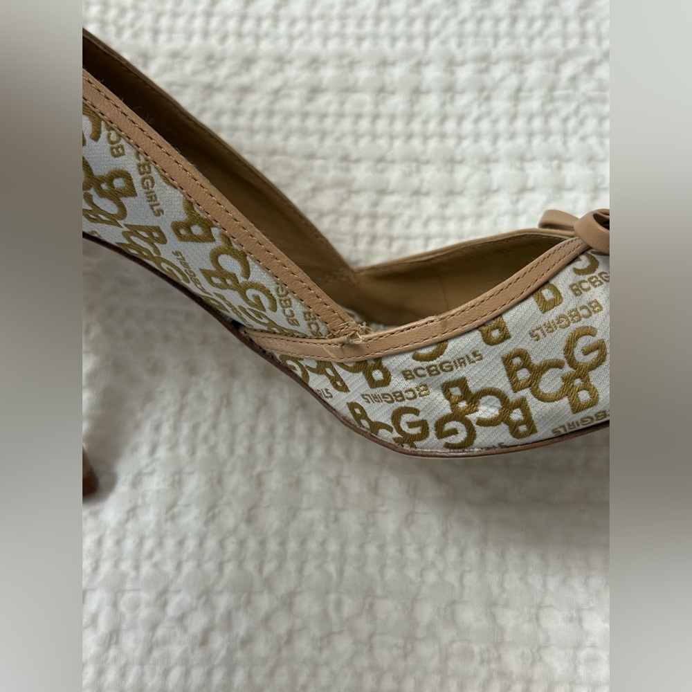 Vintage BCBG ALL Over Monogram Pointed Toe Heels & Leather Bows Women’s Size 9 - Picture 11 of 11